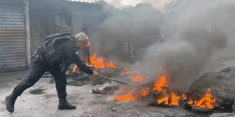 Começou a Operação Barricada Zero no Rio de Janeiro, ação que visa remover barricadas em comunidades da região metropolitana, garantindo segurança e mobilidade. Foram retiradas 92 toneladas de materiais e quatro pessoas presas na Cidade de Deus.