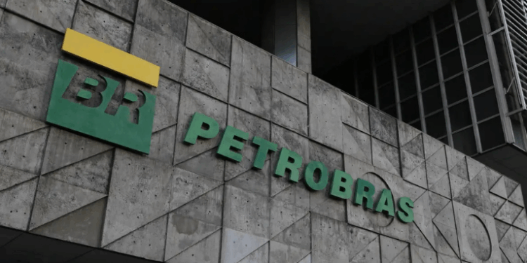 Petrobras registra exportações recordes no quarto trimestre de 2025, impulsionadas pelo pré-sal e pela demanda da China.