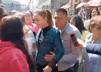 Presidente do México é vítima de assédio durante evento no Zócalo; agressor é preso