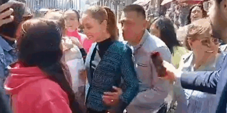 Presidente do México é vítima de assédio durante evento no Zócalo; agressor é preso