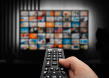 Mais de 1,7 milhão de TV Boxes ilegais chegaram ao Brasil em 2023, segundo a Alianza. A maioria veio da China e entrou pelos portos de Santos e Paranaguá. Operações recentes da Anatel e autoridades internacionais derrubaram plataformas de streaming piratas.