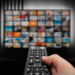 Mais de 1,7 milhão de TV Boxes ilegais chegaram ao Brasil em 2023, segundo a Alianza. A maioria veio da China e entrou pelos portos de Santos e Paranaguá. Operações recentes da Anatel e autoridades internacionais derrubaram plataformas de streaming piratas.
