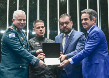Congresso Nacional realiza homenagem aos policiais mortos na Operação Contenção, que deixou 121 mortos no Rio de Janeiro. A ação dividiu opiniões entre autoridades, especialistas e entidades de direitos humanos.