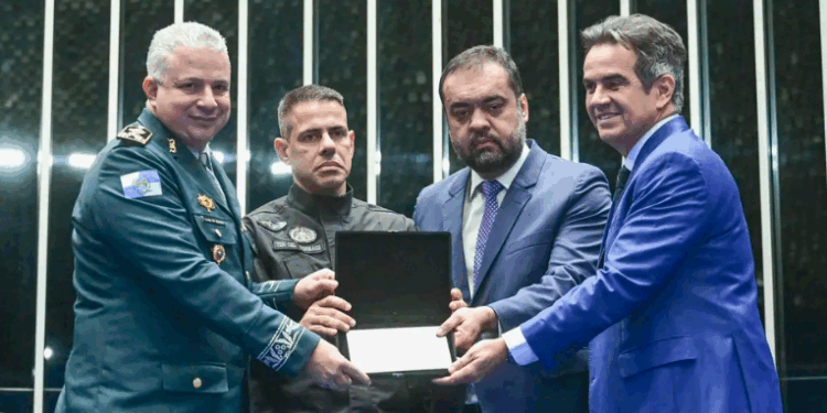 Congresso Nacional realiza homenagem aos policiais mortos na Operação Contenção, que deixou 121 mortos no Rio de Janeiro. A ação dividiu opiniões entre autoridades, especialistas e entidades de direitos humanos.