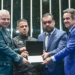 Congresso Nacional realiza homenagem aos policiais mortos na Operação Contenção, que deixou 121 mortos no Rio de Janeiro. A ação dividiu opiniões entre autoridades, especialistas e entidades de direitos humanos.