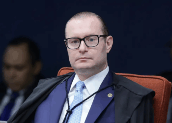 A Primeira Turma do STF formou maioria para manter a condenação de Jair Bolsonaro e outros seis réus na ação do núcleo golpista. Relator Alexandre de Moraes e ministros Flávio Dino e Cristiano Zanin votaram contra os recursos das defesas.