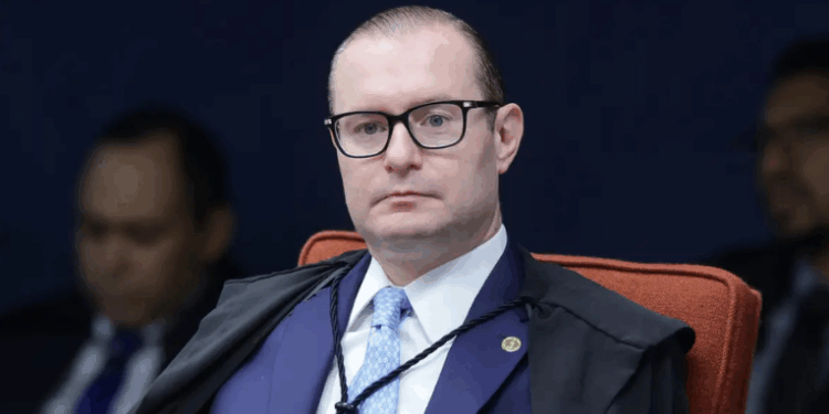 A Primeira Turma do STF formou maioria para manter a condenação de Jair Bolsonaro e outros seis réus na ação do núcleo golpista. Relator Alexandre de Moraes e ministros Flávio Dino e Cristiano Zanin votaram contra os recursos das defesas.