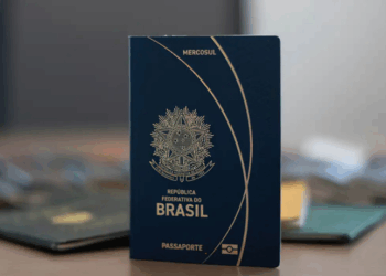 Aplicativo Gov.br agora notifica usuários sobre o vencimento do passaporte. A iniciativa, em parceria com a Polícia Federal, visa facilitar o planejamento de viagens e reduzir pedidos de renovação de última hora.