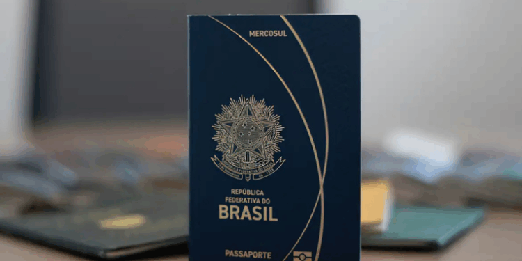 Aplicativo Gov.br agora notifica usuários sobre o vencimento do passaporte. A iniciativa, em parceria com a Polícia Federal, visa facilitar o planejamento de viagens e reduzir pedidos de renovação de última hora.