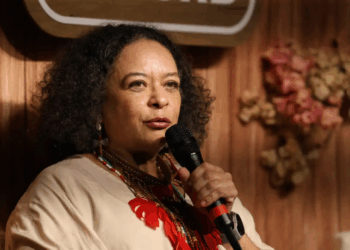 A escritora Ana Maria Gonçalves assume a cadeira 33 da Academia Brasileira de Letras, tornando-se a primeira mulher negra entre os imortais. A autora de Um defeito de cor é celebrada em cerimônia no Rio com homenagens e referências à cultura afro-brasileira.