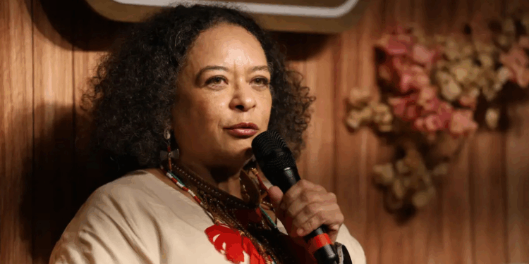 A escritora Ana Maria Gonçalves assume a cadeira 33 da Academia Brasileira de Letras, tornando-se a primeira mulher negra entre os imortais. A autora de Um defeito de cor é celebrada em cerimônia no Rio com homenagens e referências à cultura afro-brasileira.