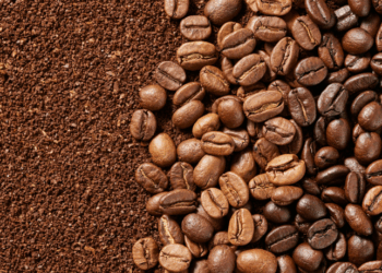 Donald Trump confirma planos de reduzir tarifas sobre o café importado para conter preços nos EUA. A decisão pode aumentar as exportações brasileiras do produto e aliviar a inflação de alimentos.