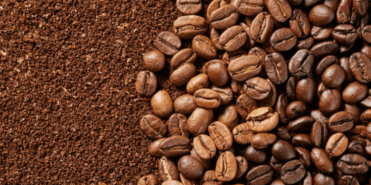 Donald Trump confirma planos de reduzir tarifas sobre o café importado para conter preços nos EUA. A decisão pode aumentar as exportações brasileiras do produto e aliviar a inflação de alimentos.