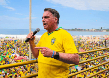 A defesa de Jair Bolsonaro informou ao ministro Alexandre de Moraes que o ex-presidente não utilizou celular durante visita de Nikolas Ferreira, apesar de imagens que geraram notícia-crime no STF.