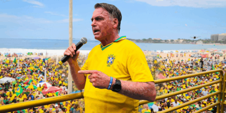 A defesa de Jair Bolsonaro informou ao ministro Alexandre de Moraes que o ex-presidente não utilizou celular durante visita de Nikolas Ferreira, apesar de imagens que geraram notícia-crime no STF.
