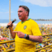 A defesa de Jair Bolsonaro informou ao ministro Alexandre de Moraes que o ex-presidente não utilizou celular durante visita de Nikolas Ferreira, apesar de imagens que geraram notícia-crime no STF.