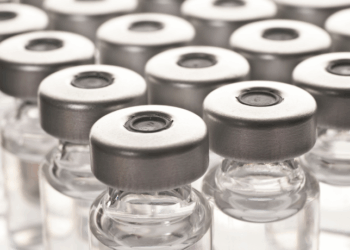 A Anvisa deve autorizar a vacina contra dengue do Instituto Butantan em novembro. Medidas com inteligência artificial visam reduzir prazos de análise e acelerar chegada de novos medicamentos à população.