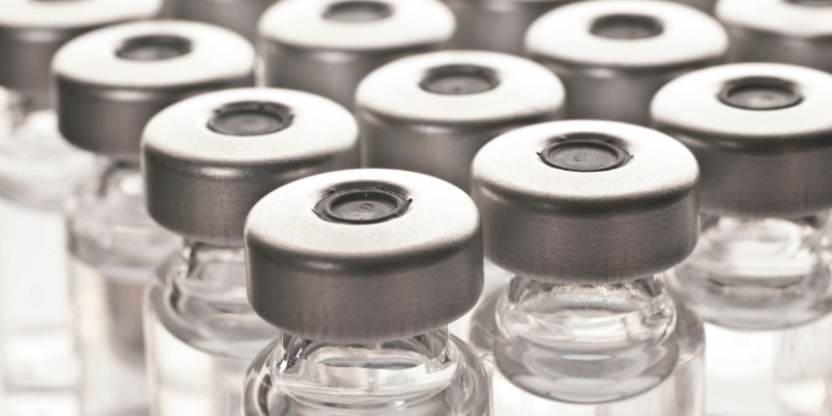A Anvisa deve autorizar a vacina contra dengue do Instituto Butantan em novembro. Medidas com inteligência artificial visam reduzir prazos de análise e acelerar chegada de novos medicamentos à população.
