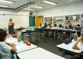 O Supremo Tribunal Federal iniciou julgamento sobre inclusão do recreio na jornada de trabalho de professores privados. A decisão definirá se o intervalo é tempo à disposição do empregador, afetando milhares de docentes.