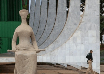 A Primeira Turma do STF contabiliza três votos favoráveis à manutenção da prisão preventiva de Jair Bolsonaro, detido em Brasília após tentativa de violar tornozeleira eletrônica. Ministro Flávio Dino cita risco à ordem pública e fuga de aliados.