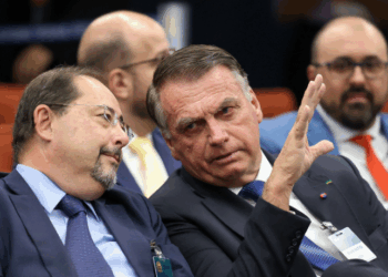 A defesa de Jair Bolsonaro tem até esta segunda-feira (24) para apresentar novos embargos de declaração contra a condenação de 27 anos e 3 meses por liderar tentativa de golpe de Estado. Prisão preventiva pode ser convertida em definitiva após prazo final.