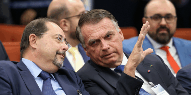 A defesa de Jair Bolsonaro tem até esta segunda-feira (24) para apresentar novos embargos de declaração contra a condenação de 27 anos e 3 meses por liderar tentativa de golpe de Estado. Prisão preventiva pode ser convertida em definitiva após prazo final.