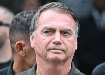 Jair Bolsonaro permanece preso em Brasília e opta por refeições preparadas por familiares, sob supervisão da Polícia Federal. Família acompanha rotina e alimentação do ex-presidente.