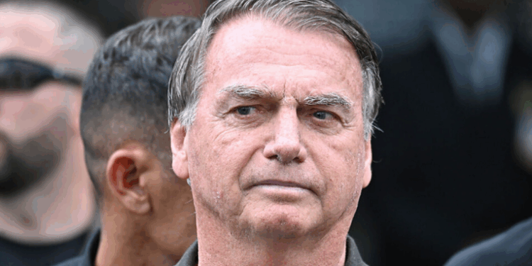 Jair Bolsonaro permanece preso em Brasília e opta por refeições preparadas por familiares, sob supervisão da Polícia Federal. Família acompanha rotina e alimentação do ex-presidente.
