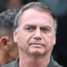 Jair Bolsonaro permanece preso em Brasília e opta por refeições preparadas por familiares, sob supervisão da Polícia Federal. Família acompanha rotina e alimentação do ex-presidente.