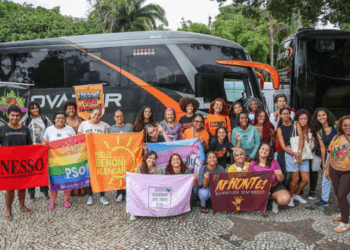 Mulheres negras do Rio de Janeiro viajam para Brasília para participar da Marcha Nacional das Mulheres Negras, lutando por igualdade, direitos e reparação histórica.