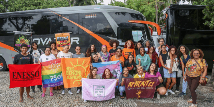 Mulheres negras do Rio de Janeiro viajam para Brasília para participar da Marcha Nacional das Mulheres Negras, lutando por igualdade, direitos e reparação histórica.