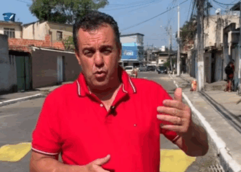 A Polícia Civil prendeu o vereador Ernane Aleixo (PL) durante a Operação Muro de Favores, que mira o Terceiro Comando Puro (TCP) na Baixada Fluminense. A ação resultou na detenção de cinco pessoas envolvidas com tráfico e crimes organizados.