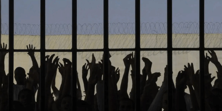 Levantamento do CESeC mostra que negros representam 69% dos acusados e 77% dos condenados por crimes de drogas no Rio de Janeiro, evidenciando desigualdades raciais e socioeconômicas no sistema penal.