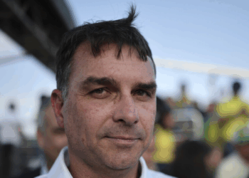 Flávio Bolsonaro se manifesta sobre prisão do ex-presidente, critica jornalistas e levanta preocupações sobre alimentação especial durante detenção na Polícia Federal em Brasília.