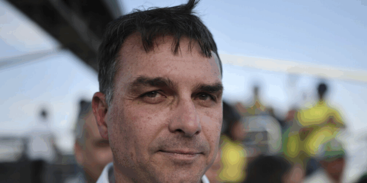 Flávio Bolsonaro se manifesta sobre prisão do ex-presidente, critica jornalistas e levanta preocupações sobre alimentação especial durante detenção na Polícia Federal em Brasília.