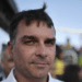 Flávio Bolsonaro se manifesta sobre prisão do ex-presidente, critica jornalistas e levanta preocupações sobre alimentação especial durante detenção na Polícia Federal em Brasília.