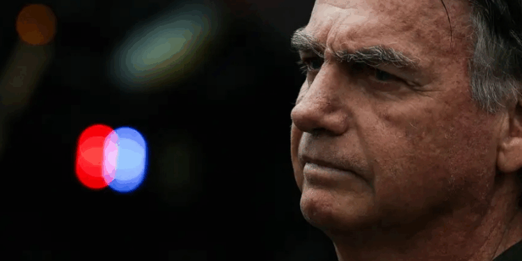 Jair Bolsonaro é preso pela Polícia Federal após decisão do STF