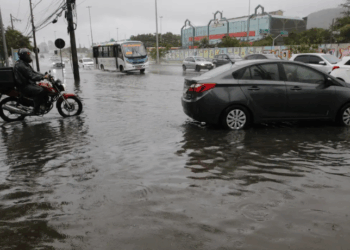 O Rio de Janeiro enfrenta alagamentos, quedas de árvores e interrupção parcial do metrô devido à frente fria que atingiu Sul e Sudeste do Brasil. Autoridades alertam para ventos fortes e tempestades.