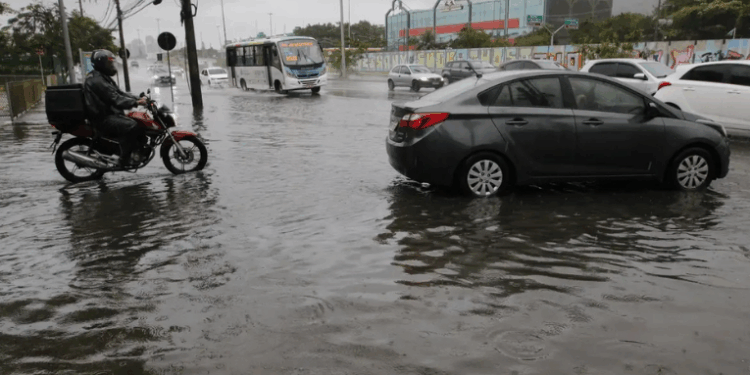 O Rio de Janeiro enfrenta alagamentos, quedas de árvores e interrupção parcial do metrô devido à frente fria que atingiu Sul e Sudeste do Brasil. Autoridades alertam para ventos fortes e tempestades.