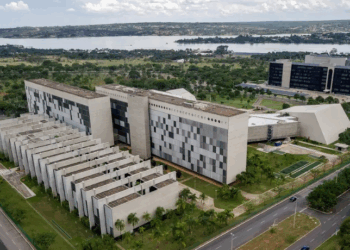 STJ decide que as Forças Armadas não podem afastar ou reformar militares por serem transgêneros. Decisão tem efeito vinculante e garante respeito à identidade de gênero nas instituições militares.