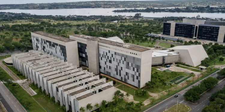 STJ decide que as Forças Armadas não podem afastar ou reformar militares por serem transgêneros. Decisão tem efeito vinculante e garante respeito à identidade de gênero nas instituições militares.
