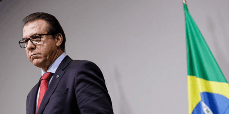 Ministro do Trabalho, Luiz Marinho, afirma que fim da escala 6x1 é inevitável e defende jornada de 40 horas semanais. Ele também critica a pejotização e defende proteção aos trabalhadores.