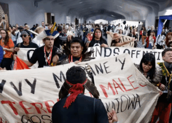 Protestos indígenas ganham força na COP30 e pressionam por demarcações e mudanças ambientais