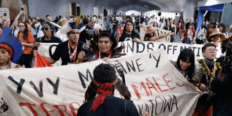 Protestos indígenas ganham força na COP30 e pressionam por demarcações e mudanças ambientais