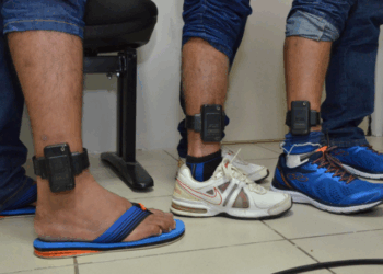 Como funciona a tornozeleira eletrônica e por que a violação levou à prisão de Jair Bolsonaro