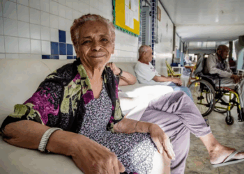 O Enem 2025 traz como tema da redação “Perspectivas acerca do envelhecimento na sociedade brasileira”, destacando etarismo, direitos dos idosos e a importância de políticas públicas inclusivas.