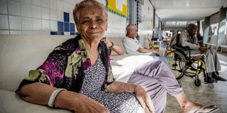 O Enem 2025 traz como tema da redação “Perspectivas acerca do envelhecimento na sociedade brasileira”, destacando etarismo, direitos dos idosos e a importância de políticas públicas inclusivas.