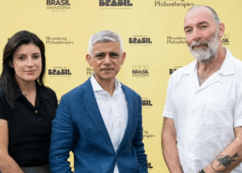 Sadiq Khan, prefeito de Londres, prova petiscos típicos do Brasil como pão de queijo, brigadeiro e paçoca durante visita ao Rio de Janeiro e diverte internautas ao comentar refrigerante de guaraná zero.