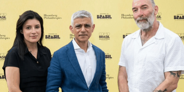 Sadiq Khan, prefeito de Londres, prova petiscos típicos do Brasil como pão de queijo, brigadeiro e paçoca durante visita ao Rio de Janeiro e diverte internautas ao comentar refrigerante de guaraná zero.