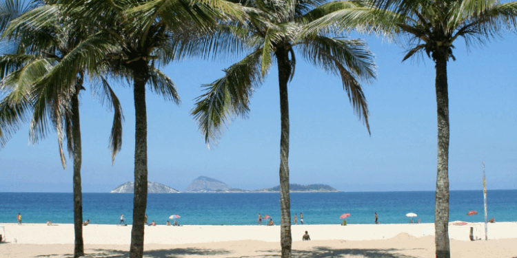 Cariocas devem se preparar para fim de semana com temperaturas entre 19°C e 29°C, céu nublado e pancadas de chuva. Instabilidade se mantém até segunda-feira, alerta Alerta Rio.